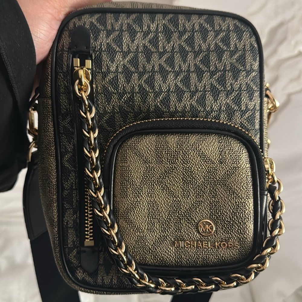 Michael Kors Elliot Small Utility Camera Crossbody Bag in Blkgold